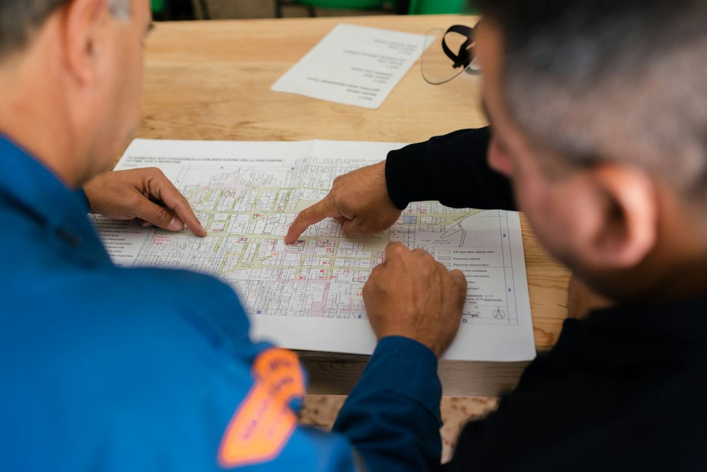 Ingenieros revisando especificaciones técnicas