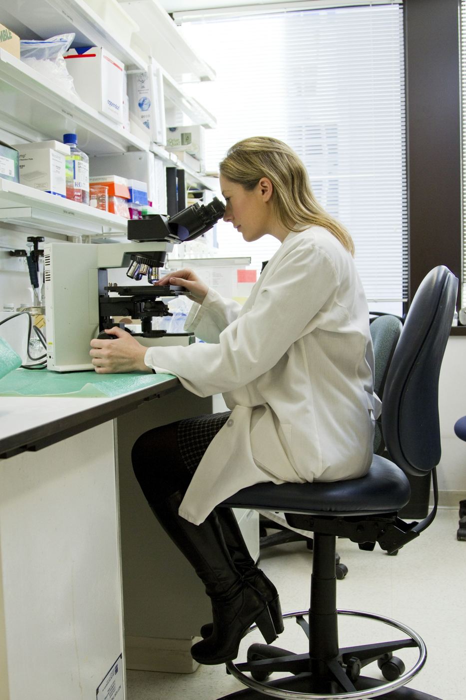 Analista trabajando con microscopio